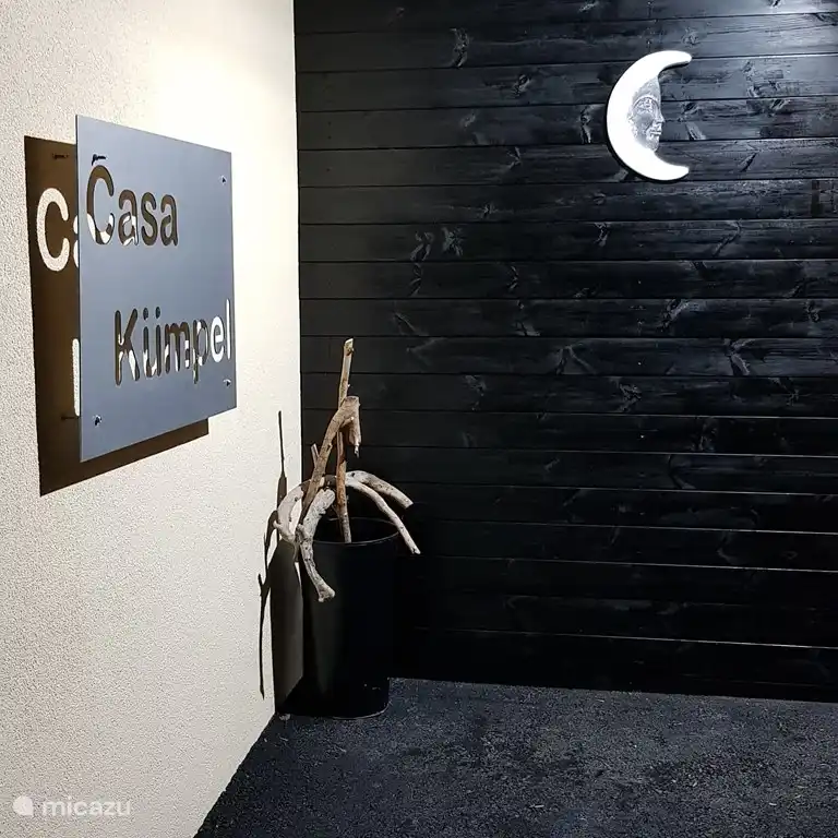 Façade avec plaque signalétique.
Facile à trouver.