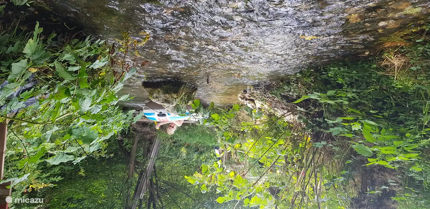 Rafting par CK Pour plaisanter, Brook est guéable et rafraîchissant.
L'eau très propre des montagnes.
