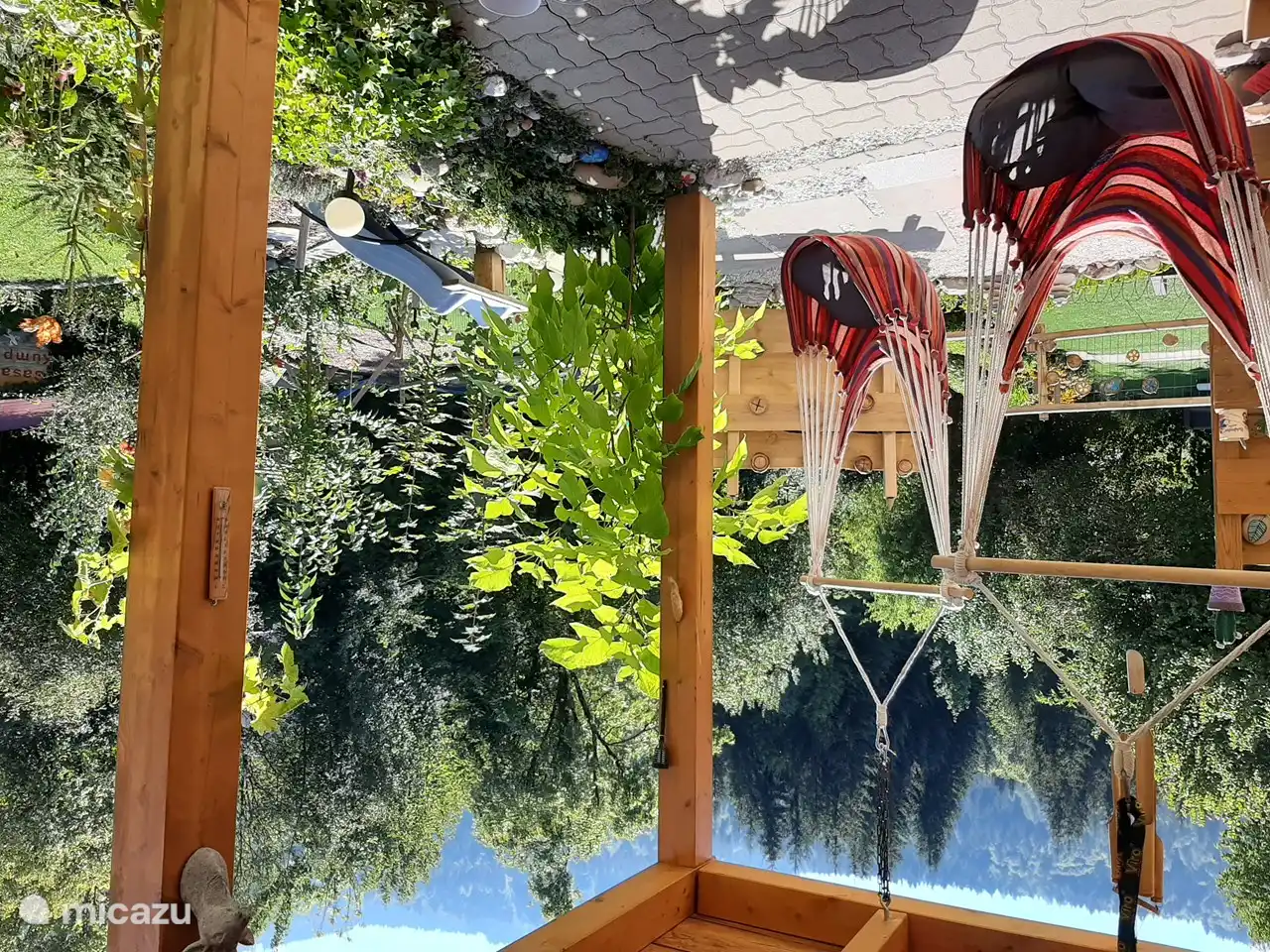 Détendez-vous et passez des vacances à la Casa Kumpel dans le fauteuil suspendu ou le hamac double.Au fond se trouve le ruisseau à gué.