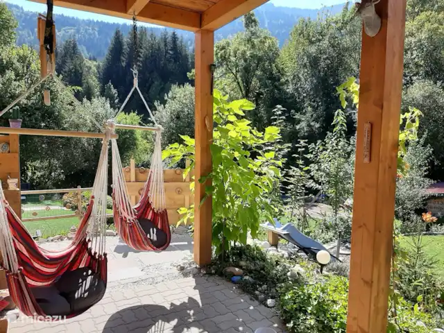 Casa Kumpel | Autriche, Carinthie, Arnoldstein - maison de vacances Détendez-vous et passez des vacances à la Casa Kumpel dans le fauteuil suspendu ou le hamac double.Au fond se trouve le ruisseau à gué.