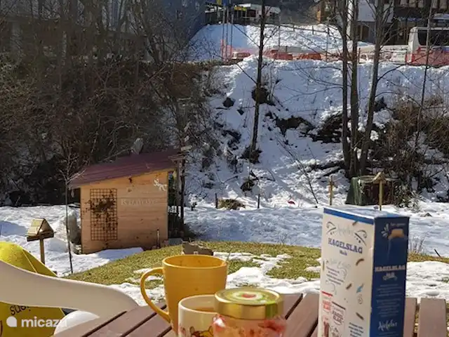 Casa Kumpel | Autriche, Carinthie, Arnoldstein - maison de vacances Petit-déjeuner d'hiver à l'extérieur sous le soleil d'hiver avec une température agréable.Regardant les remontées mécaniques.
