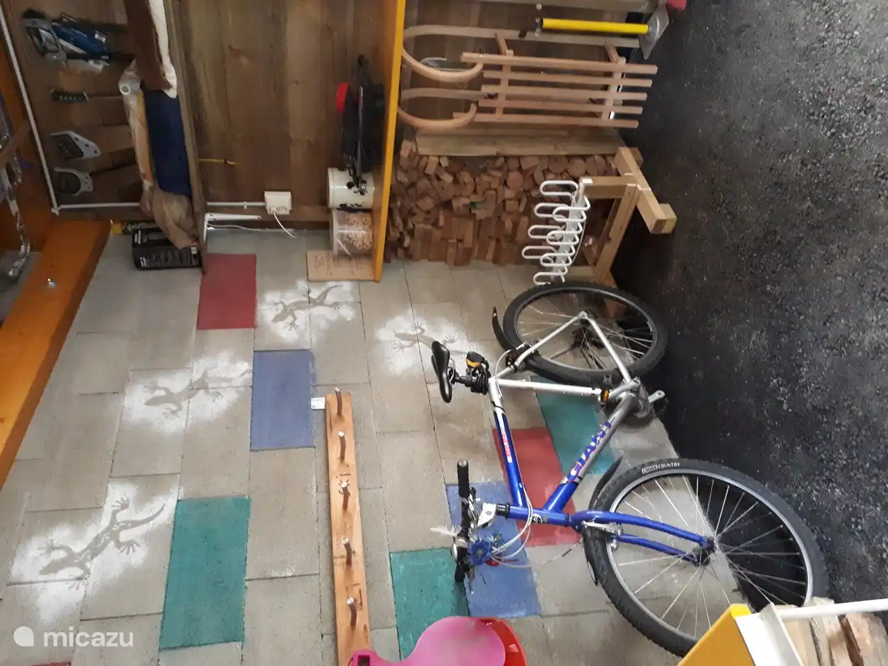 Local vélo-ski.
Le vélo peut être utilisé, l'interrupteur uniquement en position 1 ou 3 de la lame avant.