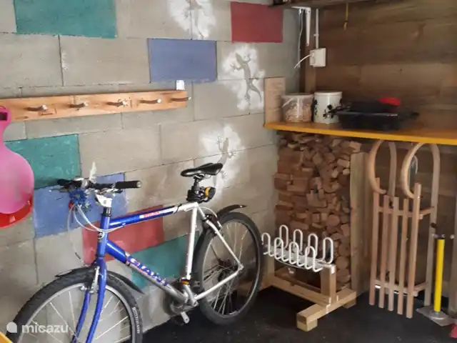 Casa Kumpel | Autriche, Carinthie, Arnoldstein - maison de vacances Local vélo-ski.
Le vélo peut être utilisé, l'interrupteur uniquement en position 1 ou 3 de la lame avant.