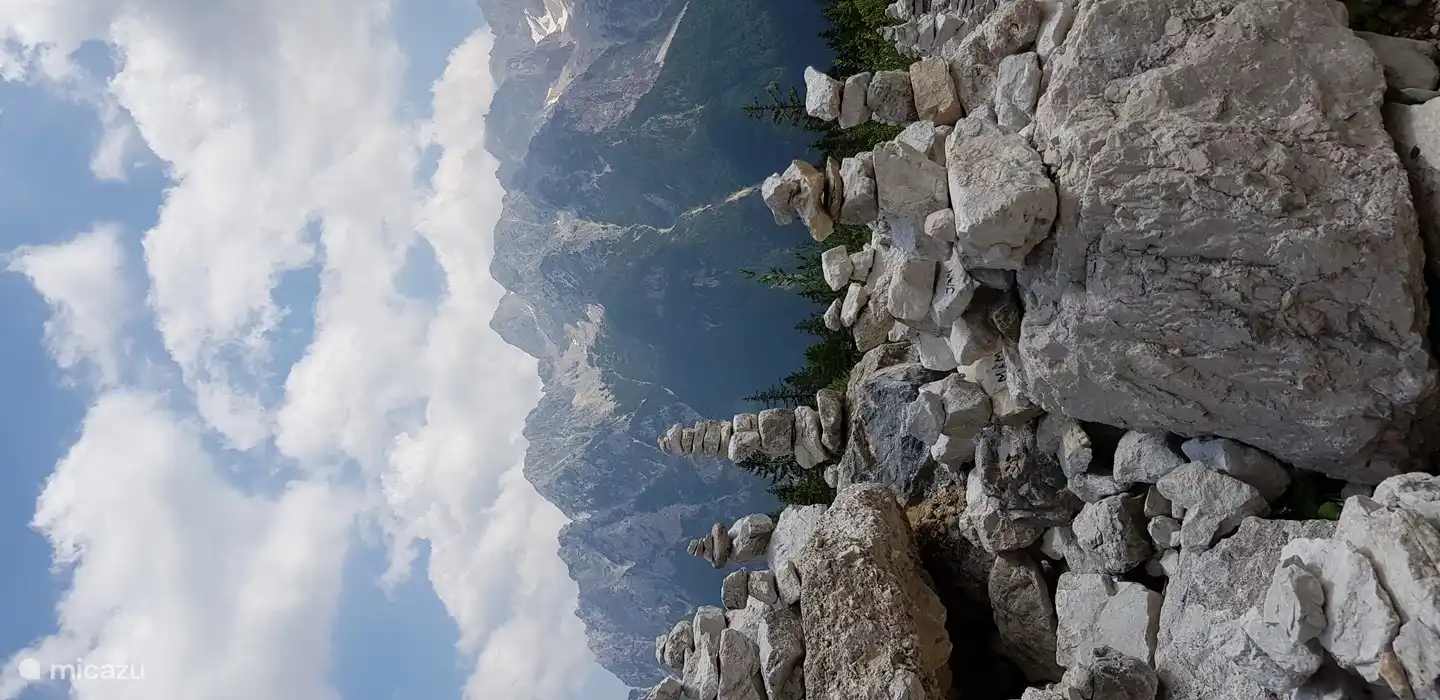 La Slovénie, incroyablement belle.
C'est dans la réserve naturelle adjacente Triglav
En été, portez un maillot de bain ou un bikini.