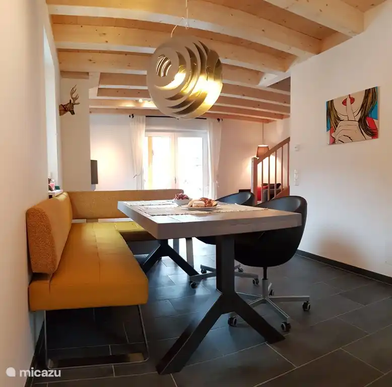 Table à manger confortable / jeux.
Discutez un peu et évaluez ce que la journée a apporté ou ce que nous ferons le lendemain.