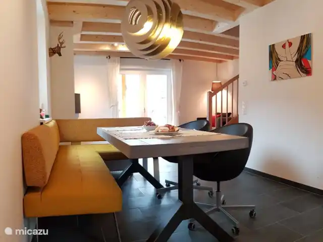 Casa Kumpel | Autriche, Carinthie, Arnoldstein - maison de vacances Table à manger confortable / jeux.
Discutez un peu et évaluez ce que la journée a apporté ou ce que nous ferons le lendemain.