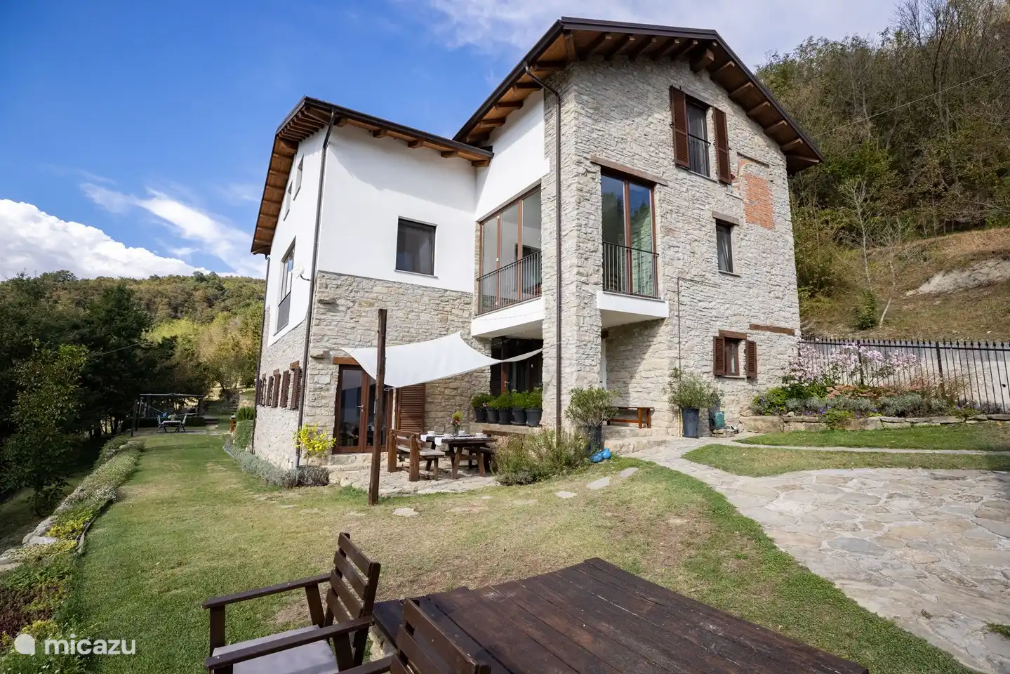 Seite der Villa gibt es auch eine Terrasse, auf der Sie morgens einen Kaffee oder nachmittags einen Aperitif genießen können.