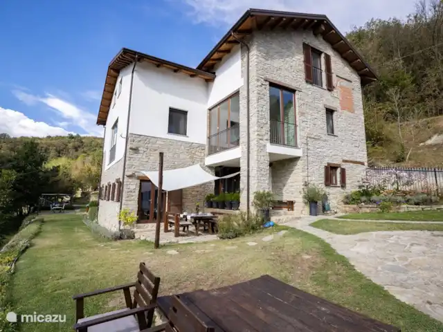 Villa Lucciola huren in Italië, Piëmont, Saliceto - villa zijkant van de villa, hier is tevens een terras waar je 's ochtends lekker een koffie of in de namiddag een aperitief kunt drinken.