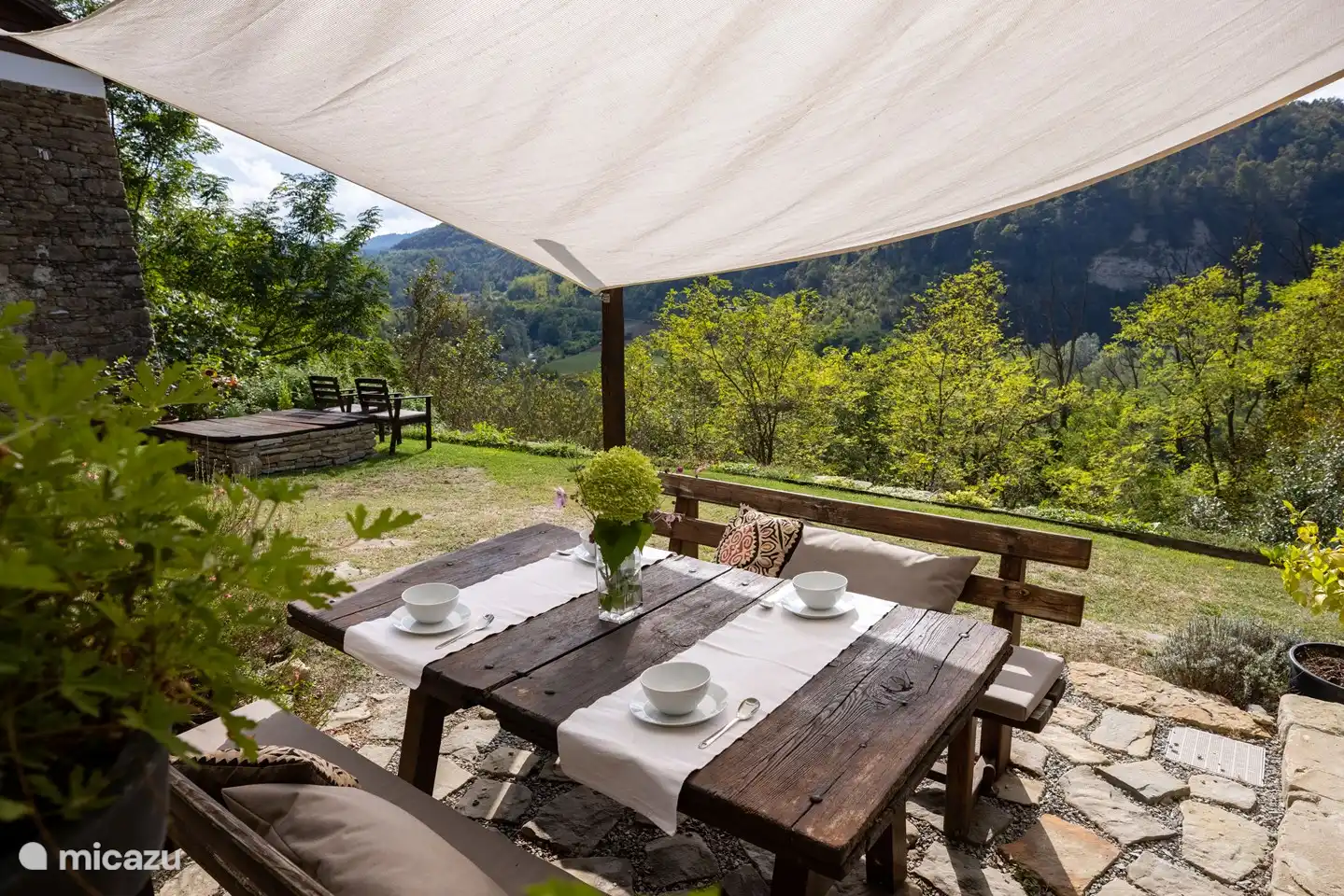 Terrasse an der Seite der Villa