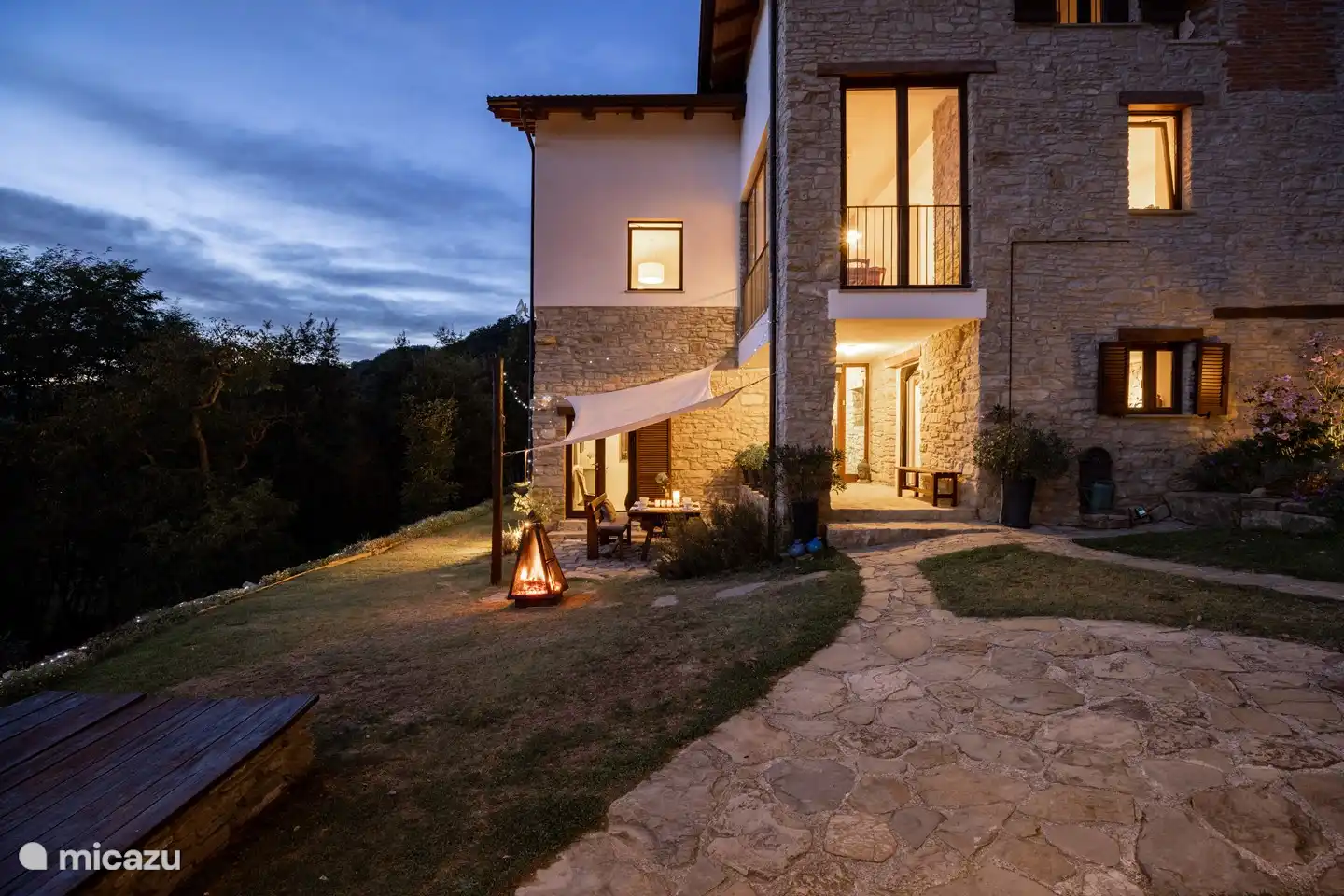 Die Villa bei Nacht.