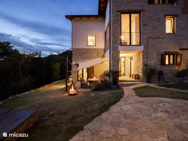 Villa Lucciola huren in Italië, Piëmont, Saliceto - villa De villa 's avonds.