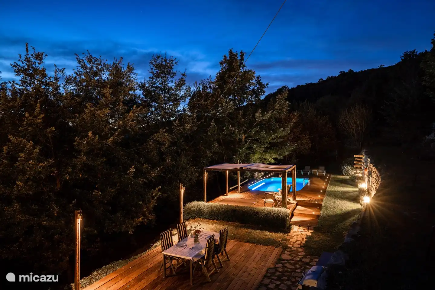 Der Pool im Abendlicht.