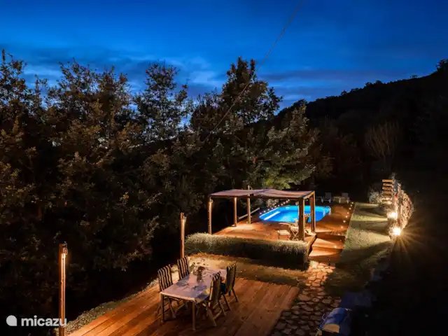 Villa Lucciola huren in Italië, Piëmont, Saliceto - villa Het zwembad in het avond licht.
