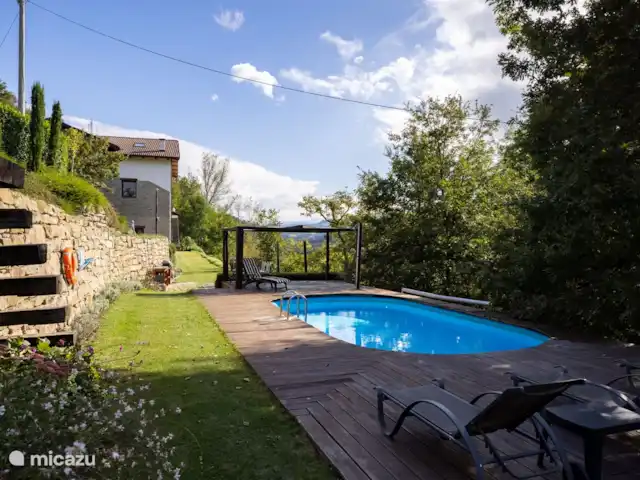 Villa Lucciola huren in Italië, Piëmont, Saliceto - villa Foto van de zijkant van Villa Lucciola. Op verschillende terrassen kan je genieten van de schaduw van de bomen in de middag, of van de zon. Er is een zwembad, jacuzzi en buitenkeuken met houtoven en bbq.
In Oktober/November planten wij bomen als Co2 compensatie voor uw vakantie.