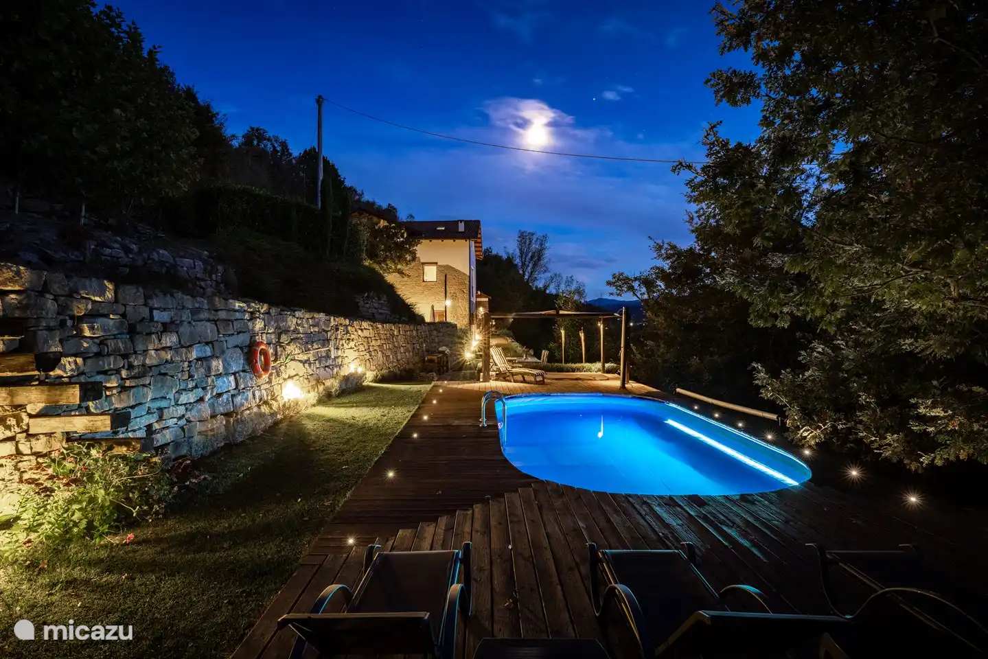 vom Pool mit Blick auf die Villa.