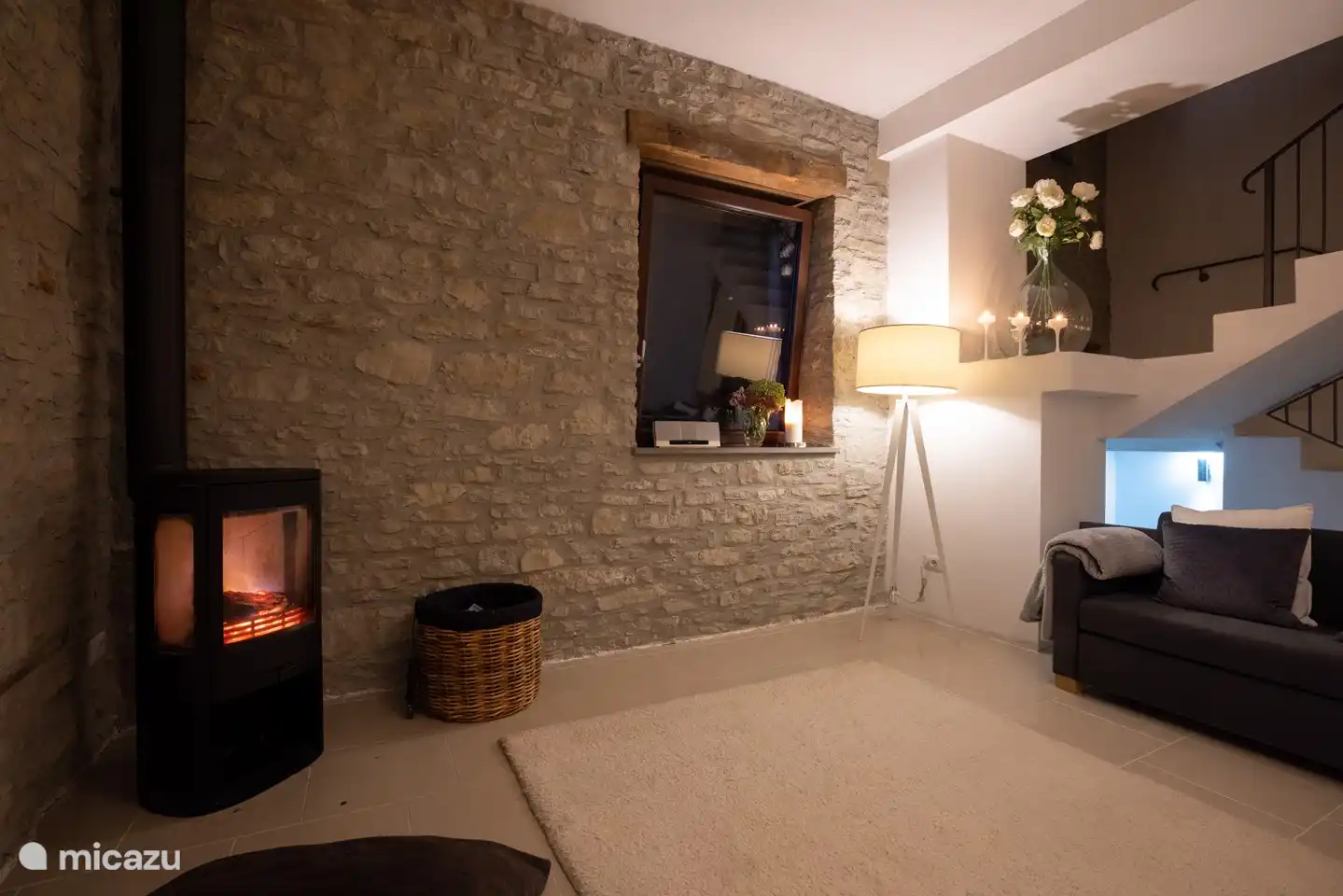 Im Winter ist der Holzofen schön.