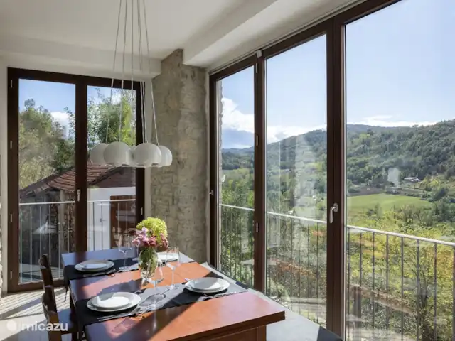 Villa Lucciola huren in Italië, Piëmont, Saliceto - villa Eetkamer tafel.