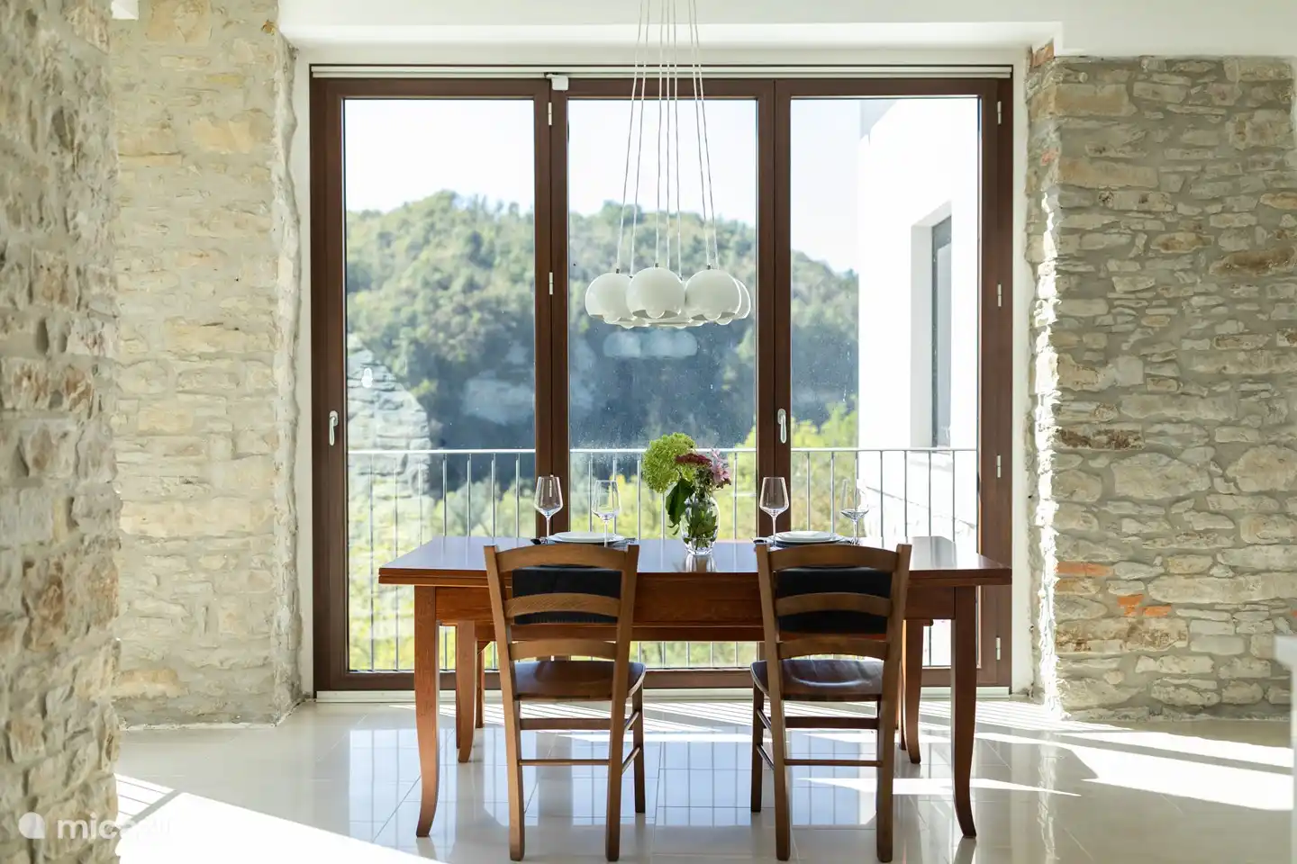 Genießen Sie das Frühstück am Esstisch