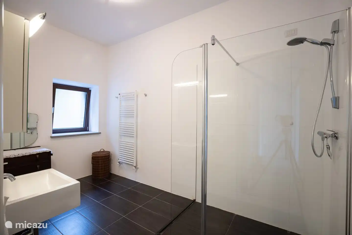 Badezimmer des Schlafzimmers im Erdgeschoss