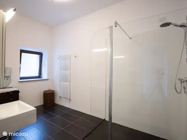 Villa Lucciola huren in Italië, Piëmont, Saliceto - villa Badkamer van de slaapkamer op de begane grond