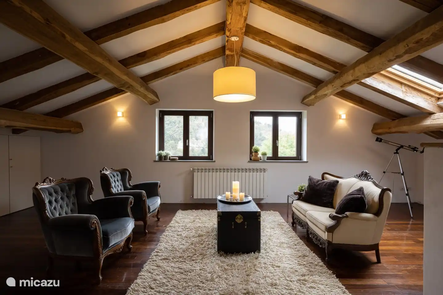 Zweites Wohnzimmer im ersten Stock. Es gibt jetzt auch einen Kickertisch und einen großen Fernseher, damit sich auch Kinder im Haus vergnügen können. Die Treppe darüber ist mit einem Treppengitter gesichert.