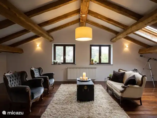 Villa Lucciola huren in Italië, Piëmont, Saliceto - villa Tweede woonkamer op de eerste verdieping. Inmiddels staat er ook een voetbaltafel, en er is een grote televisie, zodat ook kinderen zich in huis goed kunnen vermaken. De trap boven is beveiligd met een traphekje.