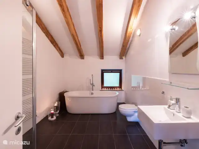 Villa Lucciola huren in Italië, Piëmont, Saliceto - villa Badkamer op de 1st verdieping met inloop douche en een vrijstaand bad.