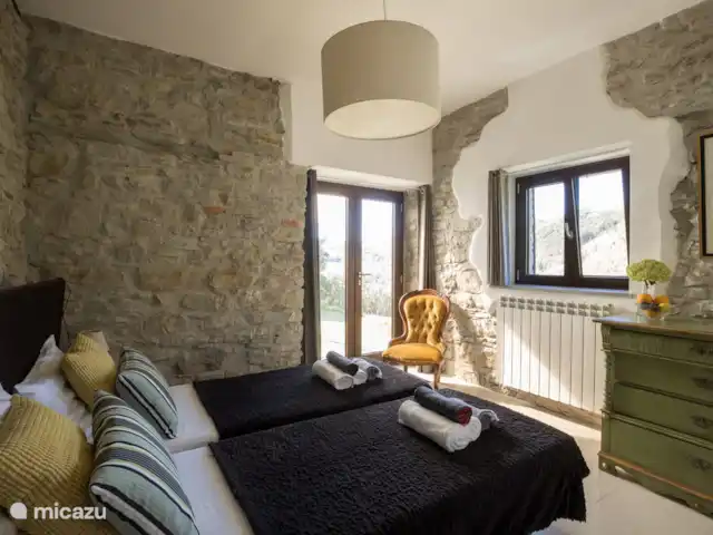 Villa Lucciola huren in Italië, Piëmont, Saliceto - villa slaapkamer beneden met opslaande deuren naar een van de terrassen.