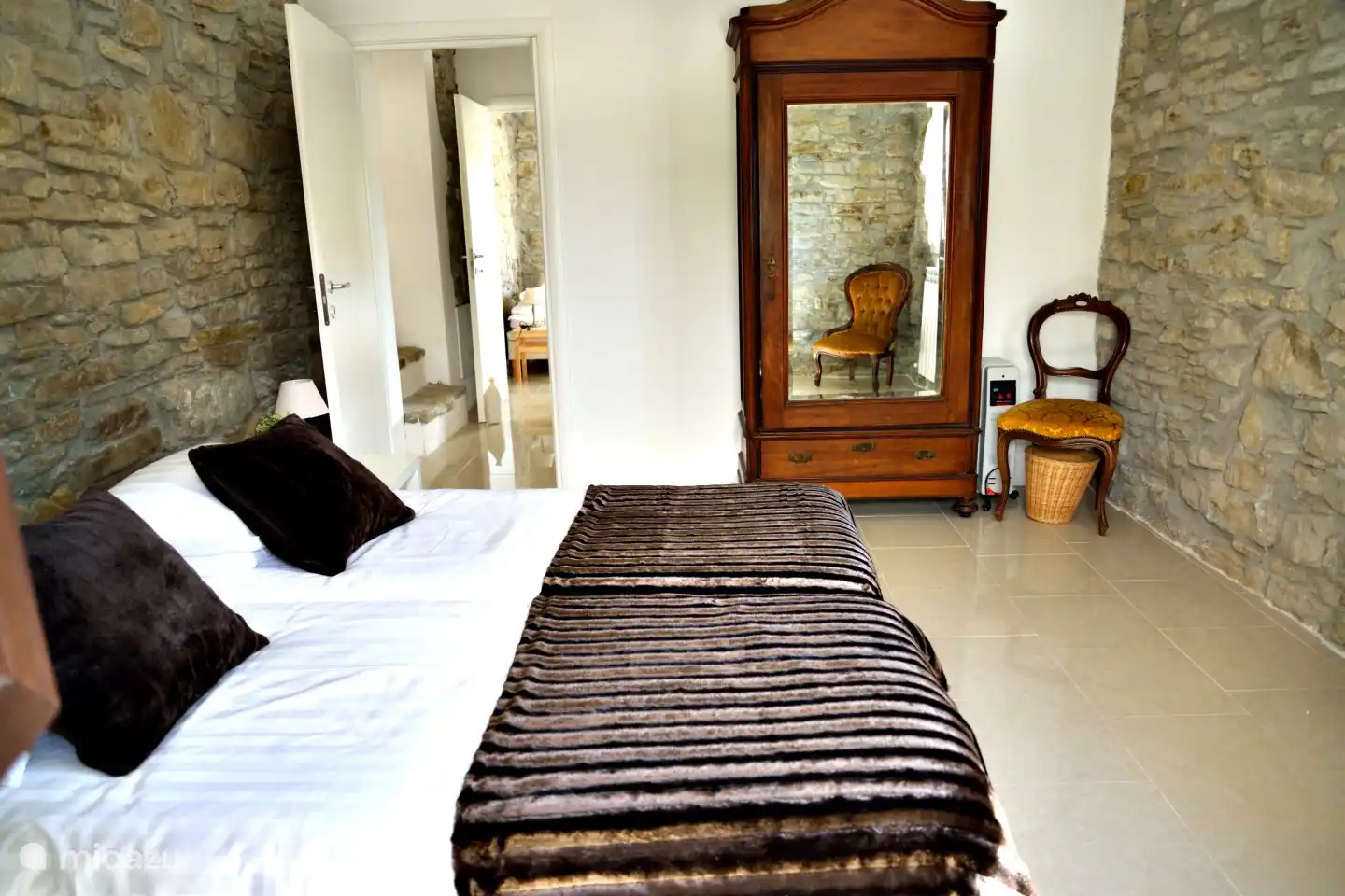 Schlafzimmer 1 im Erdgeschoss. Dieser Raum ist in den Sommermonaten wunderbar kühl.