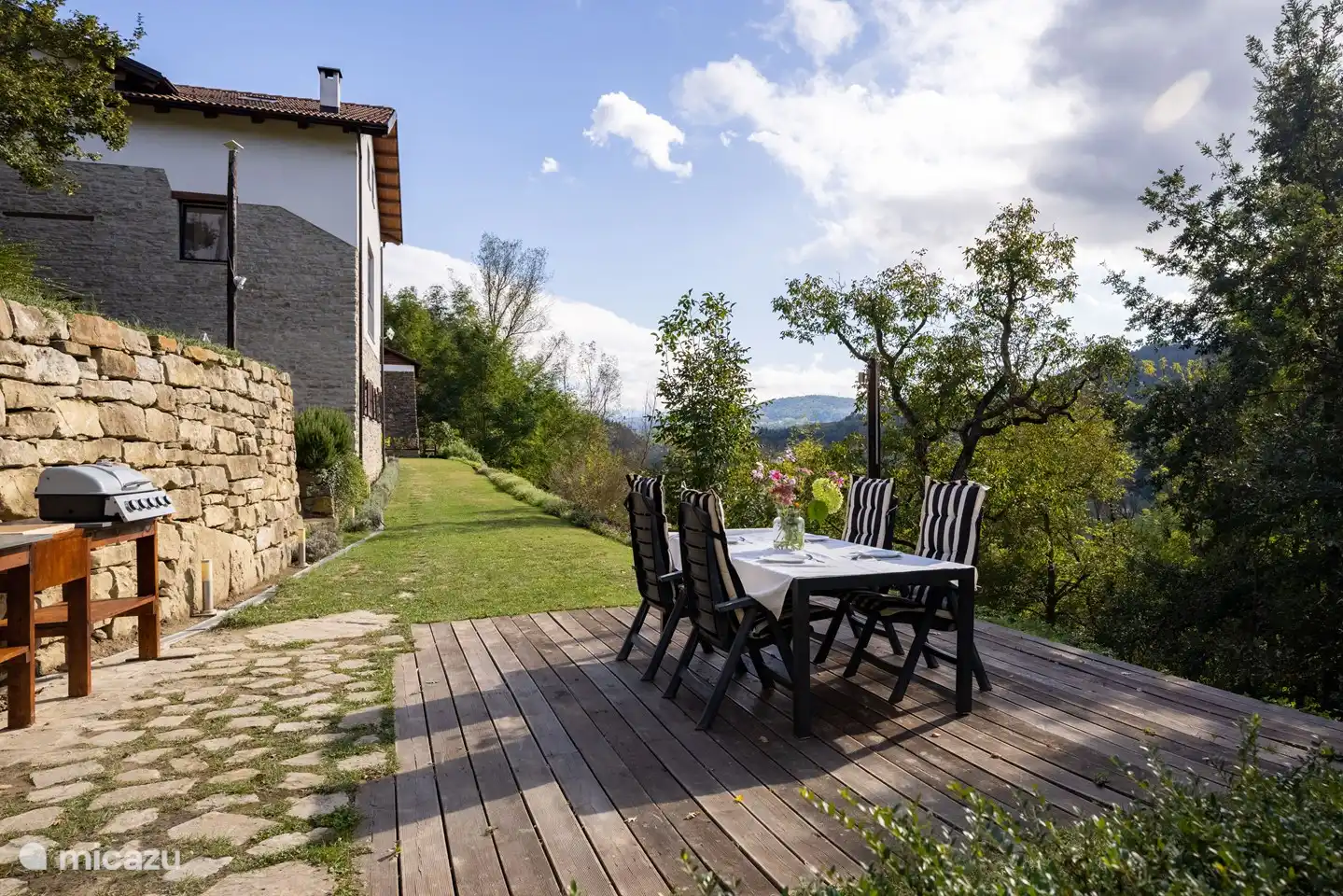 Outdoor-Küche, im Sommer gibt es ein Schattentuch, damit Sie auch den Schatten nachschlagen können