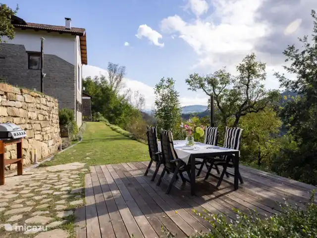 Villa Lucciola huren in Italië, Piëmont, Saliceto - villa Buitenkeuken, in de zomer hangt er een schaduwdoek zodat je ook de schaduw kunt opzoeken