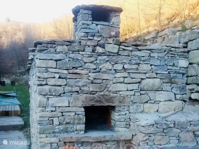 Villa Lucciola huren in Italië, Piëmont, Saliceto - villa Houtoven waar heerlijk pizza's of andere gerechten in kunnen worden gemaakt. In de buitenkeuken is ook een bas bbq en een houtgrill