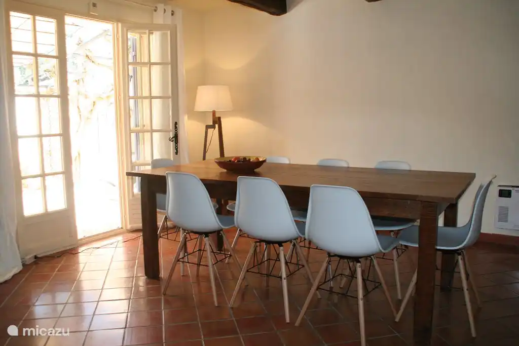 Eettafel in de woonkamer met 8 stoelen (2 kinderstoelen aanwezig)