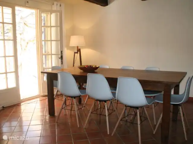 Le Petit Paradis huren in Frankrijk, Var, Salernes - villa Eettafel in de woonkamer met 8 stoelen (2 kinderstoelen aanwezig)