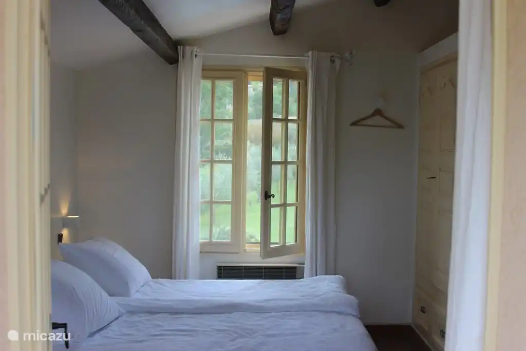 Slaapkamer Tourtour. Bedden: 200 x 180. In deze kamer kan een 3e bed (80 x 190cm) bij geplaatst worden).