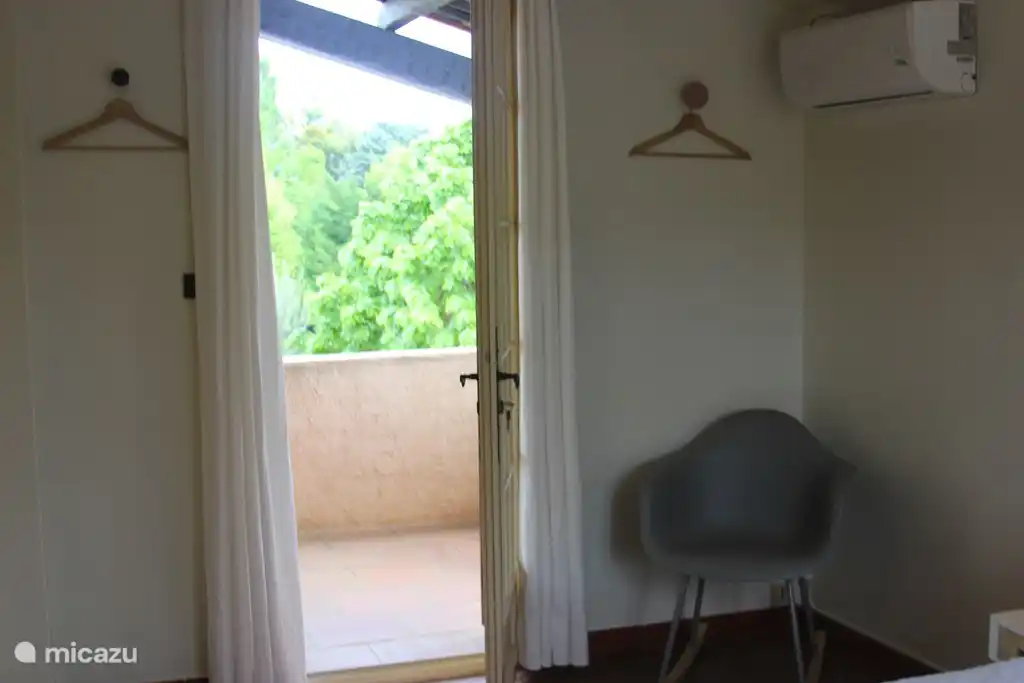 Balkon bij slaapkamer TourtourSlaapkamer Tourtour. Bedden: 200 x 180. In deze kamer kan een 3e bed (80 x 190cm) bij geplaatst worden).