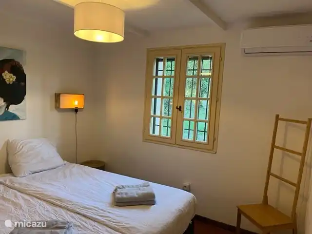 Slaapkamer Sillans beneden. Deze 2 boxsprings vallen ook samen te voegen tot een bed van 180 x 200 cm. In deze kamer kan een 3e bed (80 x 200cm) bij geplaatst worden). 