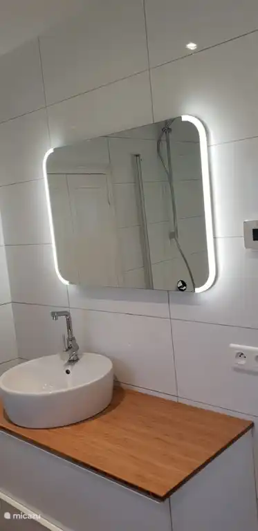 Geheel nieuwe badkamer met douche (2019)