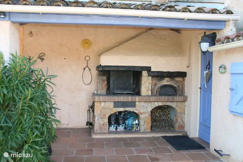 Pizza-oven en BBQ aan de voorkant van het huis