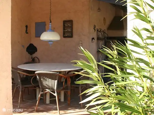 Le Petit Paradis huren in Frankrijk, Var, Salernes - villa Eettafel voorterras