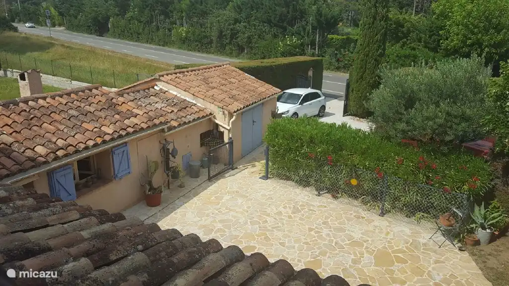 Parkeerplek voor 3 auto&#39;s op het eigen, afsluitbare terrein.