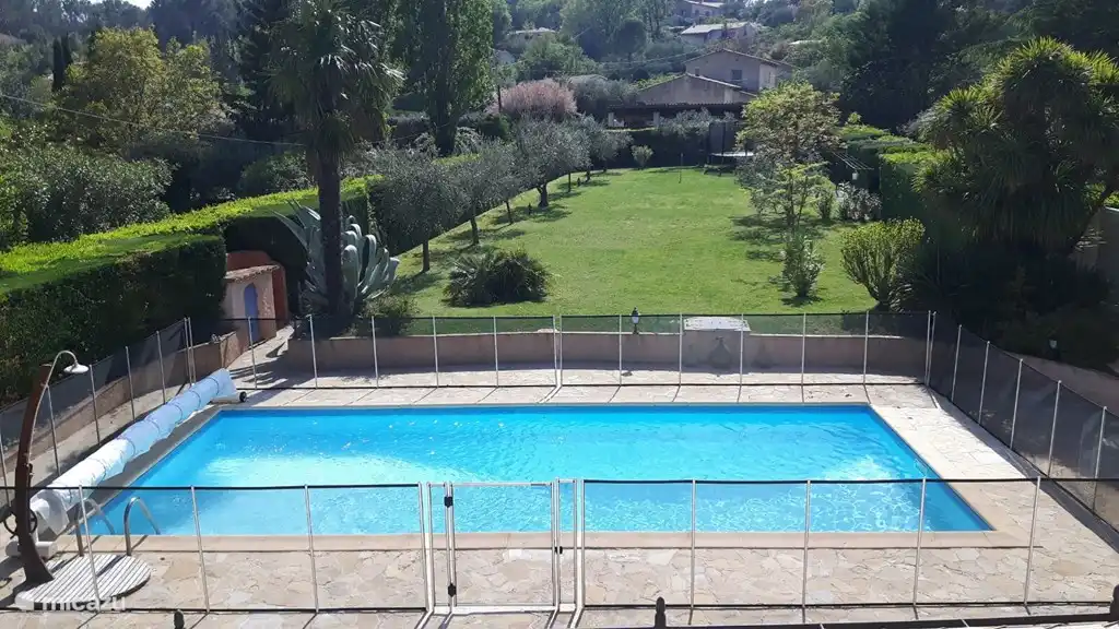 Het zwembadhek kan neergezet worden naar behoefte.