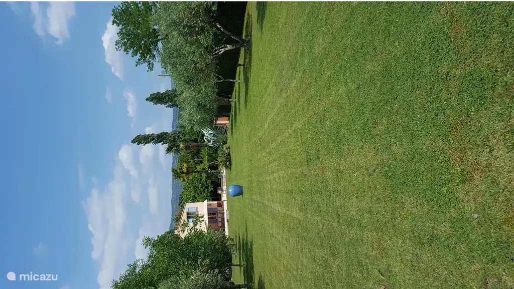 Zicht op het huis met erachter de heuvels van Tourtour.