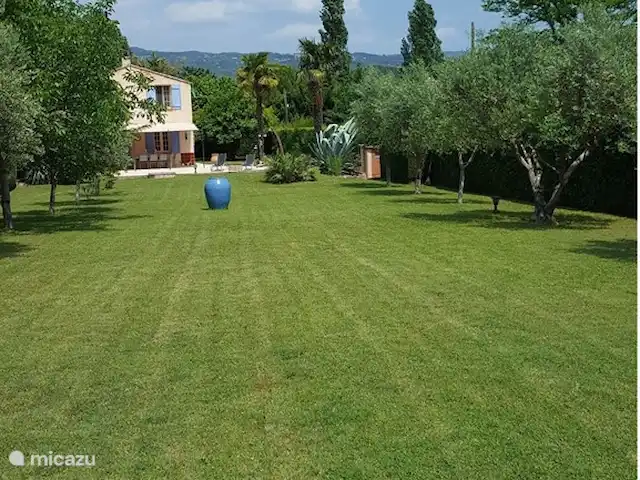 Le Petit Paradis huren in Frankrijk, Var, Salernes - villa Zicht op het huis met erachter de heuvels van Tourtour.