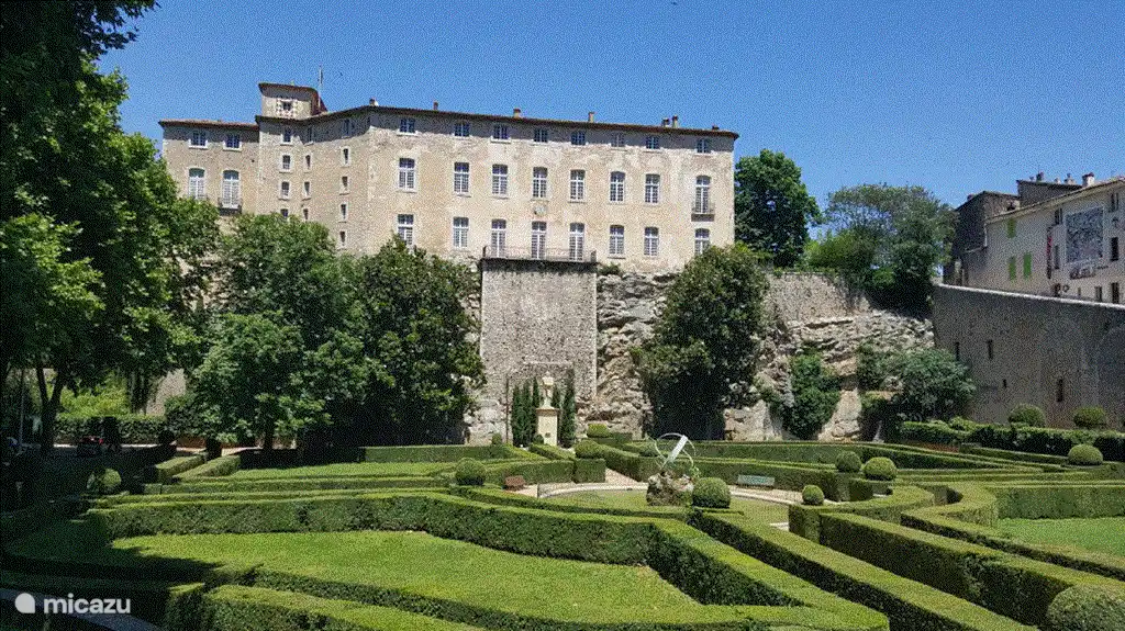 Entrecasteaux op 12 minuten.