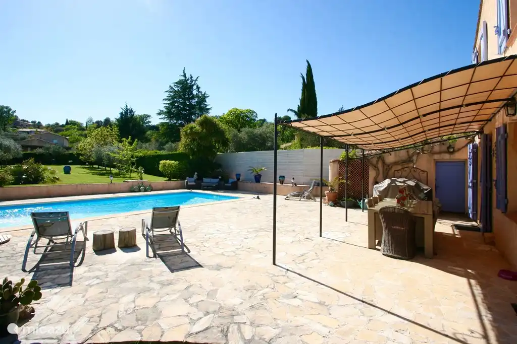 Na een dagje zwemmen en zonnen lekker loungen met een wijntje...