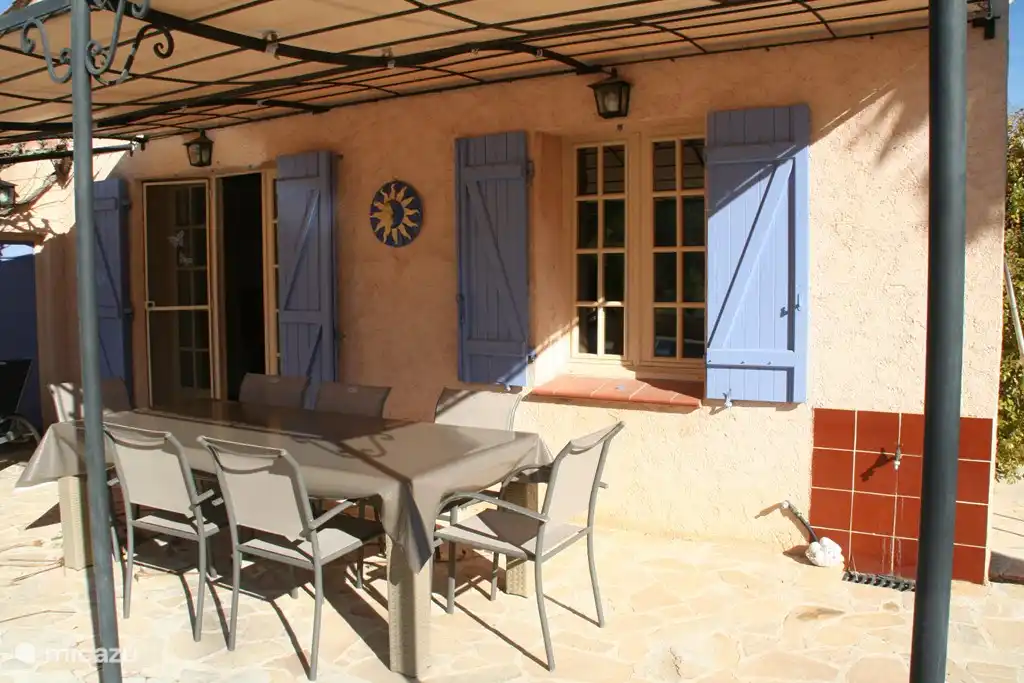 Terrastafel op achterterras (zwembad-kant) met 8 stoelen