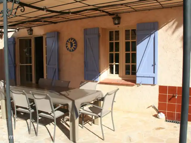 Le Petit Paradis huren in Frankrijk, Var, Salernes - villa Terrastafel op achterterras (zwembad-kant) met 8 stoelen