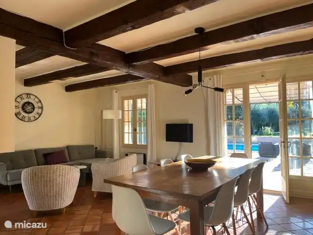 Le Petit Paradis huren in Frankrijk, Var, Salernes - villa De gezellige woonkamer uitkijkend op het terras