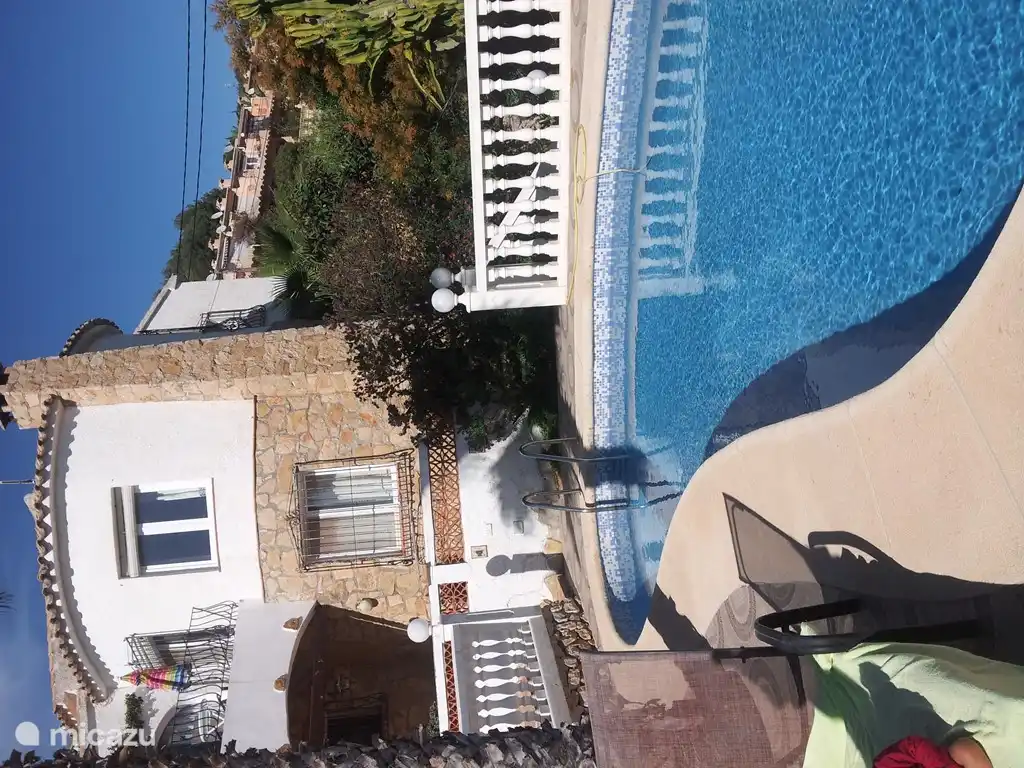 Blick auf die Villa vom Hintergrund